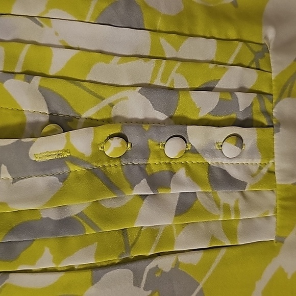 Banana Republic summer blouse. Size Petite medium. Green, gray, and white. - Picture 2 of 5